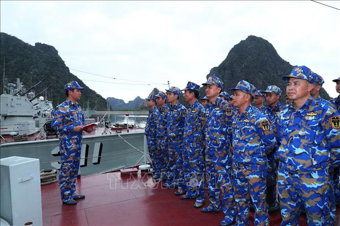 Cán bộ, chiến sĩ tàu lôi 312 (Lữ đoàn 170) quán triệt nhiệm vụ sẵn sàng lên đường công tác tại các vùng biển, đảo được phân công. Ảnh: Trọng Đức - TTXVN