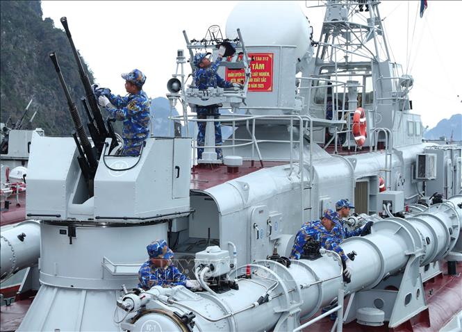 Giờ bảo hành, bảo dưỡng khí tài trên tàu lôi tại bến trực chiến của Lữ đoàn 170. Ảnh: Trọng Đức - TTXVN