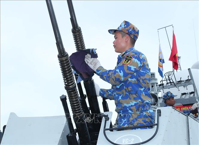 Giờ bảo hành, bảo dưỡng vũ khí, khí tài trên tàu tại bến trực chiến của Lữ đoàn 170. Ảnh: Trọng Đức - TTXVN