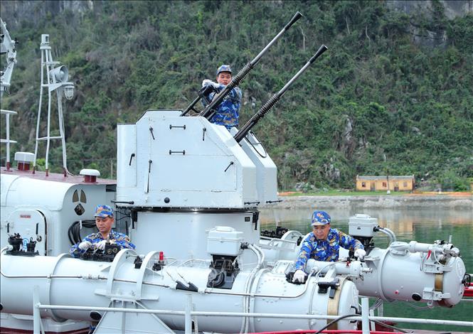 Giờ bảo hành, bảo dưỡng tàu lôi tại bến trực chiến của Lữ đoàn 170. Ảnh: Trọng Đức - TTXVN
