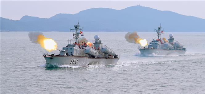 Tàu 356, 357 của Lữ đoàn 170 huấn luyện bắn đạn thật trên biển. Ảnh đơn vị cung cấp. Ảnh: TTXVN phát