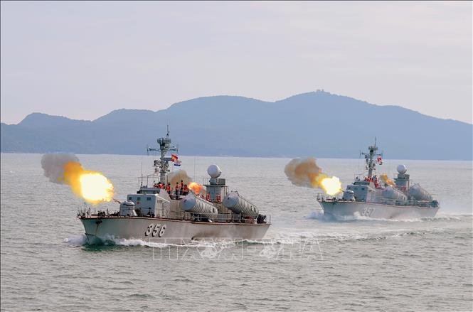 Tàu 356, 357 của Lữ đoàn 170 huấn luyện bắn đạn thật trên biển. Ảnh đơn vị cung cấp. TTXVN phát