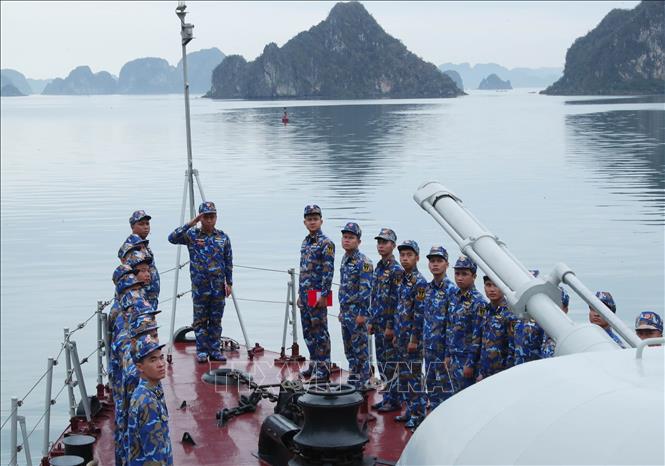 Cán bộ, chiến sĩ tàu tàu 267, Hải đội 134, Lữ đoàn 170 (Vùng 1 Hải quân) chào cờ ngày đầu tuần. Ảnh: Trọng Đức - TTXVN