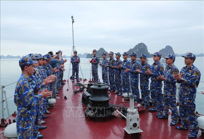 Tập trung trên tàu quán triệt nhiệm vụ trước khi lên đường. Ảnh: Trọng Đức - TTXVN