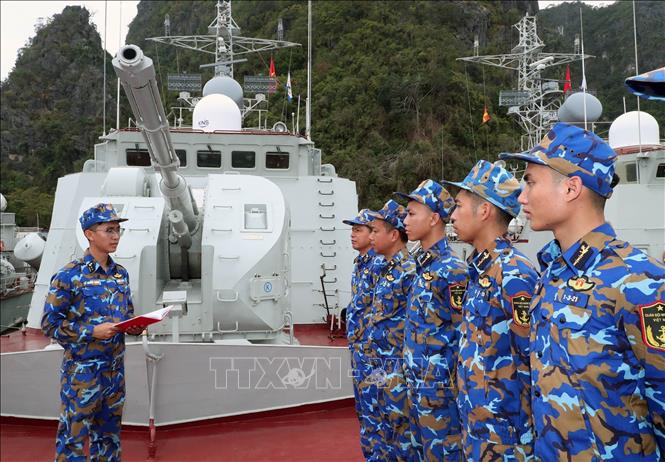 Tập trung trên tàu quán triệt nhiệm vụ trước khi lên đường. Ảnh: Trọng Đức - TTXVN