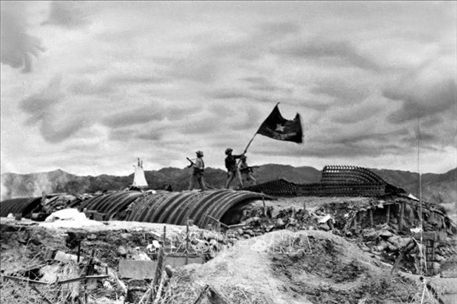 17 giờ 30 phút ngày 7/5/1954, lá cờ “Quyết chiến - Quyết thắng” của Quân đội nhân dân Việt Nam tung bay trên nóc hầm De Castries, kết thúc 56 ngày đêm chiến đấu kiên cường, dũng cảm, sáng tạo của quân và dân Việt Nam. Ảnh: Tư liệu TTXVN