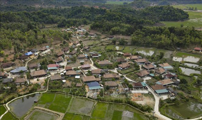Xã Mường Phăng trước đây là vùng căn cứ địa cách mạng quan trọng, nơi đặt Sở Chỉ huy Chiến dịch Điện Biên Phủ. Ngày nay, địa điểm này là nơi đón nhiều đoàn khách đến tham quan, tìm hiểu lịch sử. Ảnh: Trung Kiên – TTXVN