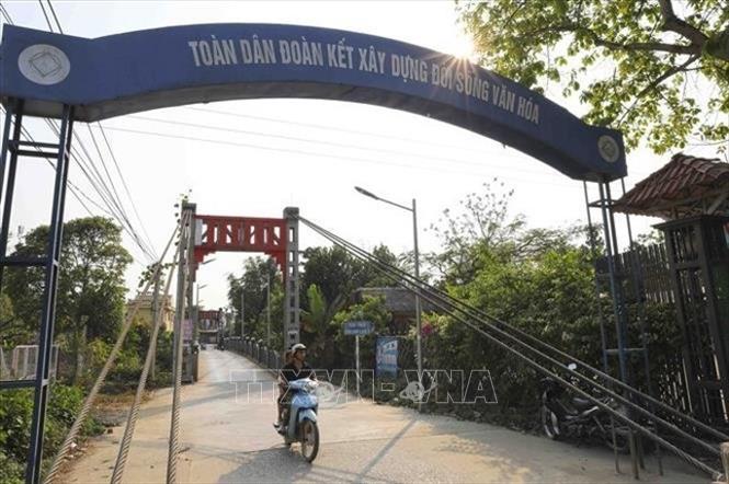 Cầu treo kiên cố được xây dựng giúp người dân bản Him Lam II thuận tiện đi lại. Đây là nơi diễn ra trận đánh mở màn Chiến dịch Điện Biên Phủ vào ngày 13/3/1954. Him Lam giờ đây đã vươn mình trở thành một trong những phường trung tâm, có tốc độ phát triển nhanh bậc nhất thành phố Điện Biên Phủ. Ảnh: Xuân Tư –  TTXVN