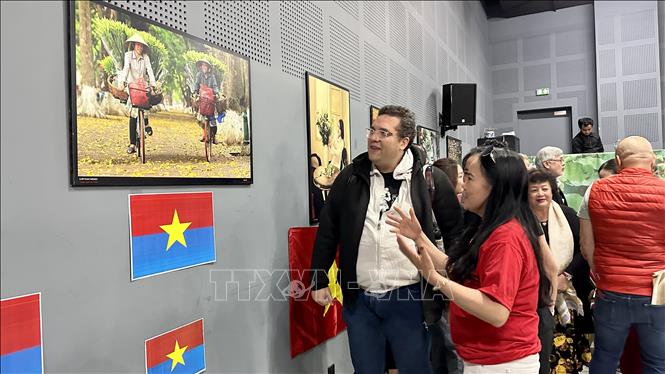 Khách xem triển lãm ảnh 