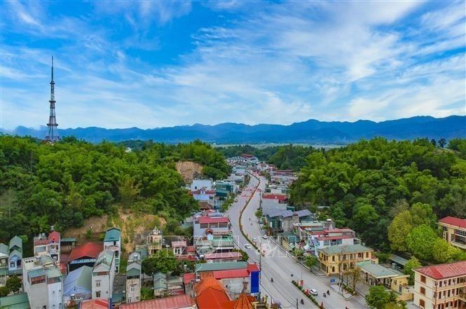 Đường Võ Nguyên Giáp đi qua Trung tâm Hành chính tỉnh Điện Biên và nhiều điểm di tích lịch sử minh chứng cho chiến thắng lịch sử Điện Biên Phủ, như Cụm đề kháng Him Lam, đồi A1, E1, E2, D1 - vị trí đặt tượng đài chiến thắng Điện Biên Phủ - và nghĩa trang A1. Ảnh: Xuân Tư – TTXVN