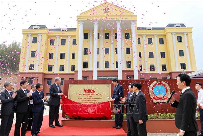 Đồng chí Nguyễn Hòa Bình, Ủy viên Bộ Chính trị, Chánh án Tòa án Nhân dân Tối cao cùng lãnh đạo tỉnh Điện Biên gắn biển công trình Trụ sở Tòa án nhân dân tỉnh Điện Biên, ngày 28/3/2024. Ảnh: Trung Kiên – TTXVN
