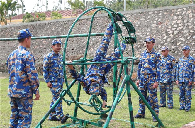  Huấn luyện trụ quay rèn tiền đình của lực lượng Lữ đoàn đặc công 126 Hải quân. Ảnh: Trọng Đức - TTXVN