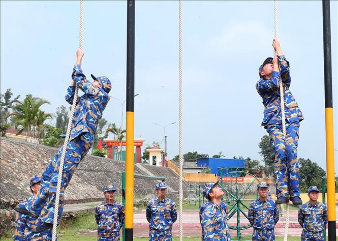 Huấn luyện leo dây phương thẳng đứng của lực lượng Lữ đoàn đặc công 126 Hải quân. Ảnh: Trọng Đức - TTXVN