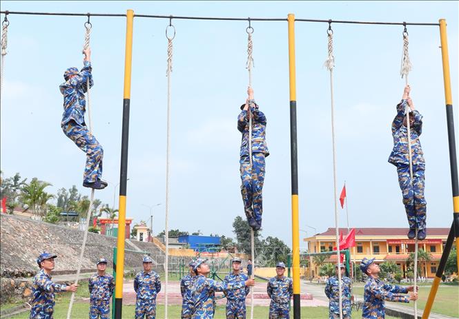 Huấn luyện leo dây phương thẳng đứng của lực lượng Lữ đoàn đặc công 126 Hải quân. Ảnh: Trọng Đức - TTXVN