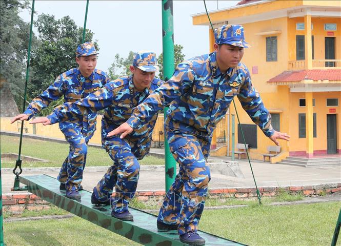Huấn luyện cầu sóng của lực lượng Lữ đoàn đặc công 126 Hải quân. Ảnh: Trọng Đức - TTXVN