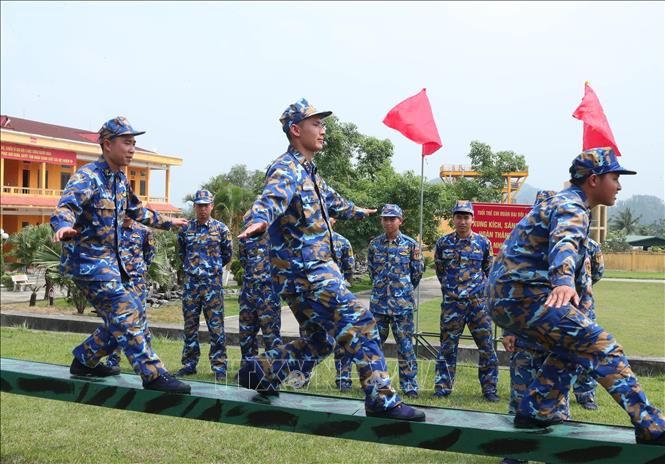 Huấn luyện cầu sóng của lực lượng Lữ đoàn đặc công 126 Hải quân. Ảnh: Trọng Đức - TTXVN