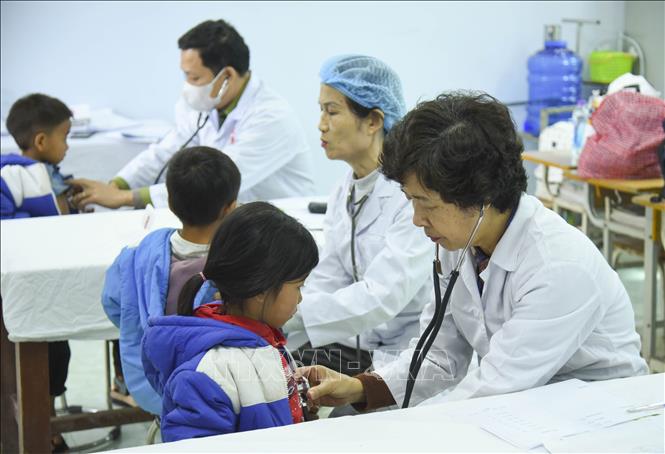 Khám bệnh miễn phí cho học sinh Trường PTDT bán trú - Tiểu học Ma Thì Hồ. Ảnh: Xuân Tư – TTXVN