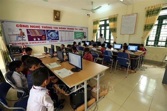 Máy vi tính được trang bị đầy đủ, hỗ trợ học sinh tại trường Tiểu học Mường Phăng, xã Mường Phăng, huyện Điện Biên, tỉnh Điện Biên. Ảnh: Phan Tuấn Anh –  TTXVN