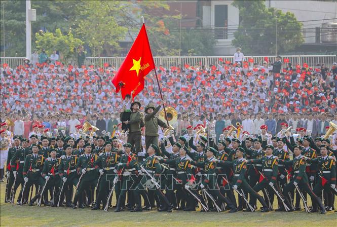 Màn biểu diễn nghệ thuật tái hiện lại hình ảnh lá cờ “Quyết chiến - Quyết thắng” của Quân đội nhân dân Việt Nam tung bay trên nóc hầm De Castries tại Lễ kỷ niệm 70 năm Chiến thắng Điện Biên Phủ, ngày 7/5/2024. Ảnh: Xuân Tư – TTXVN