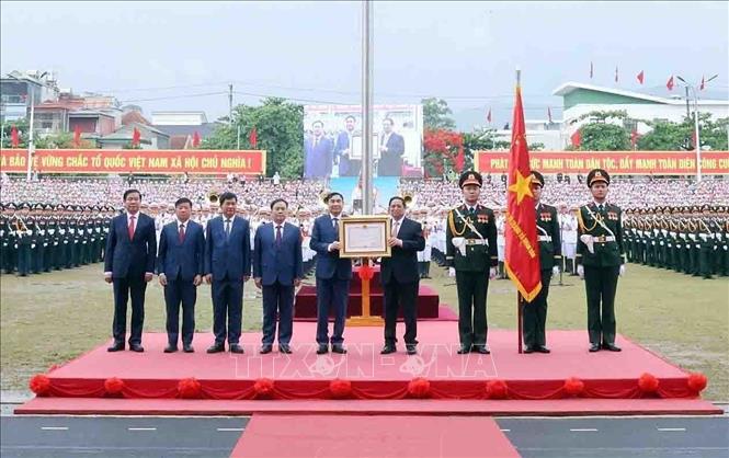 Thủ tướng Phạm Minh Chính trao Huân chương Độc lập hạng Nhất cho Đảng bộ, chính quyền và nhân dân các dân tộc tỉnh Điện Biên tại Lễ kỷ niệm 70 năm Chiến thắng Điện Biên Phủ, ngày 7/5/2024. Ảnh: Dương Giang – TTXVN