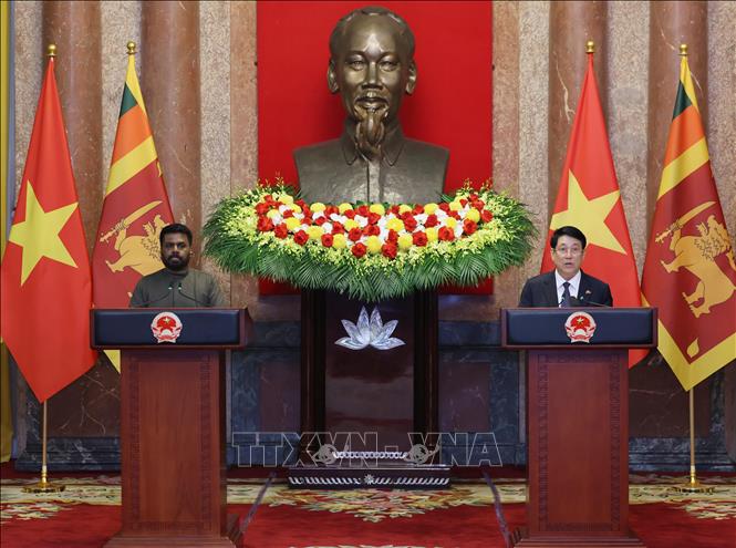 State President Luong Cuong and Sri Lankan President Anura Kumara Dissanayake at the joint press briefing. VNA Photo: Lâm Khánh