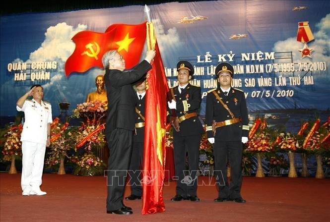Chủ tịch Quốc hội Nguyễn Phú Trọng trao tặng Huân chương Sao Vàng (lần thứ hai) của Đảng, Nhà nước cho Quân chủng Hải quân tại Lễ kỷ niệm 55 năm Ngày thành lập Hải quân nhân dân Việt Nam (7/5/1955 - 7/5/2010). Ảnh: Trí Dũng - TTXVN
