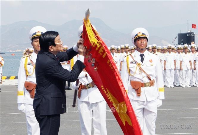 Chủ tịch nước Trương Tấn Sang trao tặng Danh hiệu Anh hùng Lực lượng vũ trang nhân dân thời kỳ đổi mới cho lực lượng Hải quân nhân dân Việt Nam, sáng 2/5/2015, tại Cam Ranh (Khánh Hòa). Ảnh: Nguyễn Khang - TTXVN