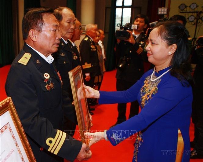 Thứ trưởng Bộ Nội vụ Trần Thị Hà, Trưởng Ban Thi đua - Khen thưởng Trung ương trao Quyết định của Chủ tịch nước tặng danh hiệu Anh hùng lực lượng vũ trang cho các đồng chí tại Lễ đón nhận danh hiệu Anh hùng lực lượng vũ trang nhân dân cho 7 đồng chí đã có thành tích đặc biệt xuất sắc trong cuộc kháng chiến chống Mỹ (Hải Phòng, 18/12/2015). Ảnh: Lâm Khánh - TTXVN