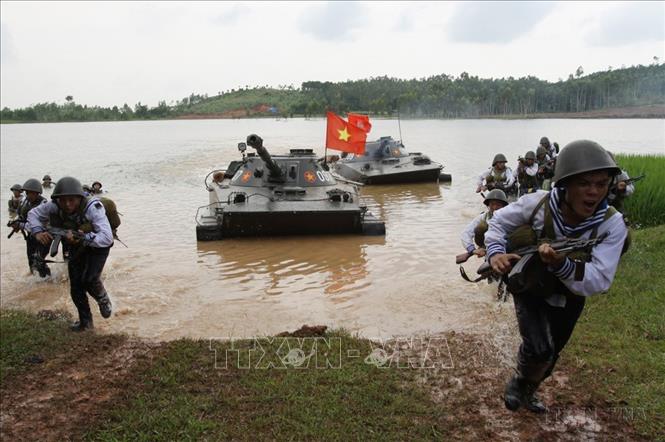 Lực lượng Hải quân đánh bộ phối hợp hiệp đồng đổ bộ tấn công cùng lực lượng xe tăng. Ảnh: Trọng Đức – TTXVN