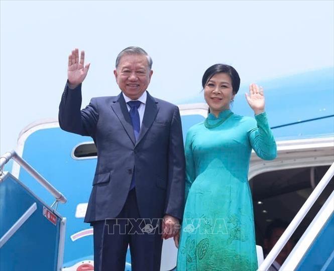 General Secretary of the Communist Party of Vietnam Central Committee To Lam and his spouse Ngo Phuong Ly depart from Hanoi. VNA Photo: Thống Nhất 