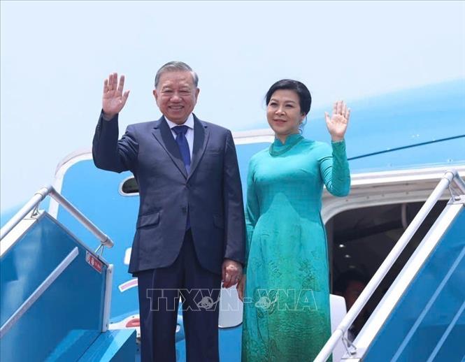 General Secretary of the Communist Party of Vietnam Central Committee To Lam and his spouse Ngo Phuong Ly depart from Hanoi. VNA Photo: Thống Nhất 