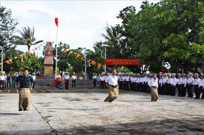 Các chiến sĩ đảo Nam Yết tham gia trò chơi nhảy bao bố trong không khí đón Xuân Đinh Dậu 2017 của quân và dân huyện đảo Trường Sa (Khánh Hòa). Ảnh: Dương Giang - TTXVN