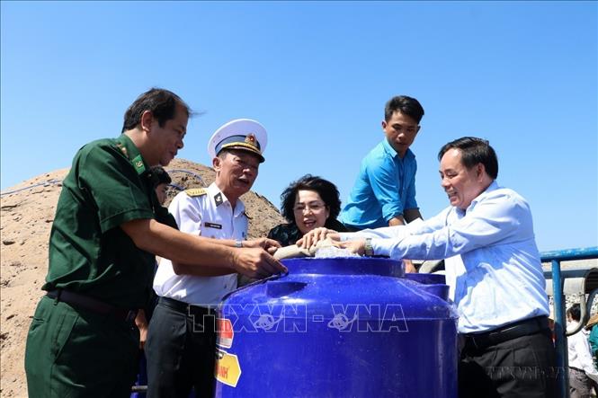 Ủy ban MTTQ Việt Nam tỉnh Bến Tre phối hợp Ủy ban MTTQ Việt Nam Thành phố Hồ Chí Minh, Bộ Tư lệnh Vùng 2 Hải quân trao tặng bồn trữ nước, cấp nước ngọt cho người dân có hoàn cảnh khó khăn, hộ nghèo, cận nghèo và người dân tại các vùng bị hạn, mặn trên địa bàn tỉnh Bến Tre. Ảnh: Huỳnh Phúc Hậu - TTXVN