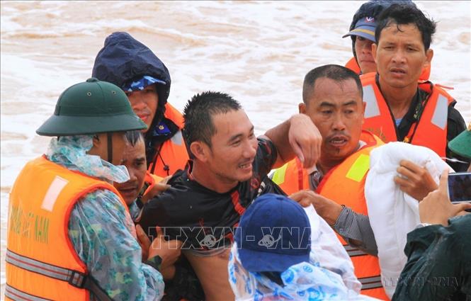Lực lượng đặc công nước quân chủng Hải Quân tham gia cứu hộ ngư dân bị mắc kẹt trên tàu Vietship01 gặp nạn tại vùng biển Của Việt, tỉnh Quảng Trị. Ảnh: Hồ Cầu - TTXVN