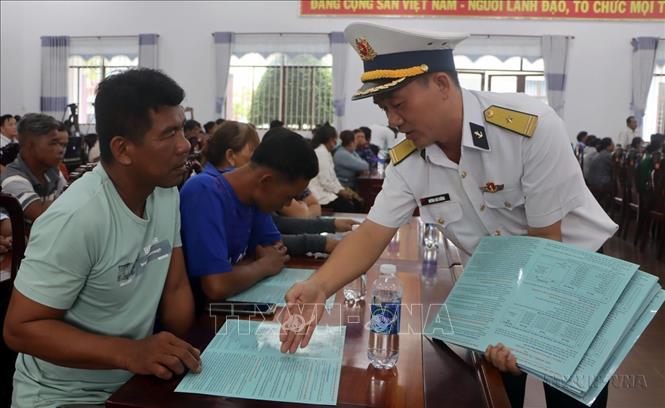 Cán bộ chiến sĩ Vùng 2 Hải quân tuyên truyền chủ quyền biển, đảo cho ngư dân vùng biển Sóc Trăng (19/07/2023). Ảnh: Tuấn Phi - TTXVN