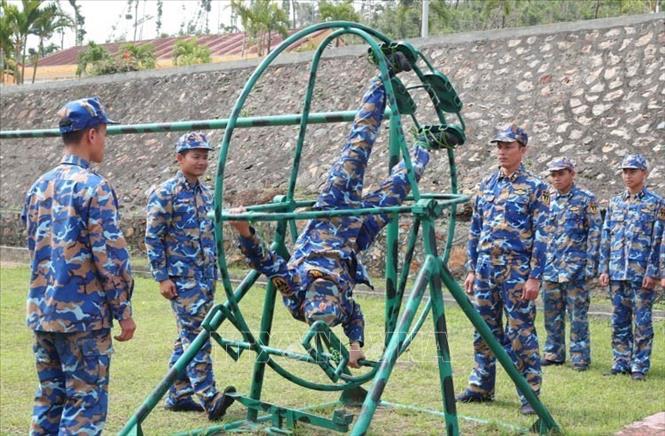 Huấn luyện trụ quay rèn tiền đình của lực lượng Lữ đoàn đặc công 126 Hải quân - lực lượng đặc biệt tinh nhuệ của Hải quân Việt Nam. Ảnh: Trọng Đức - TTXVN