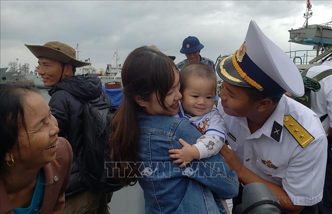 Niềm vui đoàn tụ của các chiến sĩ vừa hoàn thành nghĩa vụ, nghỉ phép về đón Tết Kỷ Hợi 2019 với gia đình. Ảnh: Hoàng Hùng - TTXVN