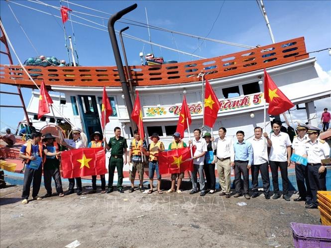 Bộ Tư lệnh Vùng 2 Hải quân tặng cờ Tổ quốc cho ngư dân huyện Đông Hải (tỉnh Bạc Liêu) trong chương trình “Hải quân Việt Nam làm điểm tựa cho ngư dân vươn khơi, bám biển”. Ảnh: Chanh Đa-TTXVN