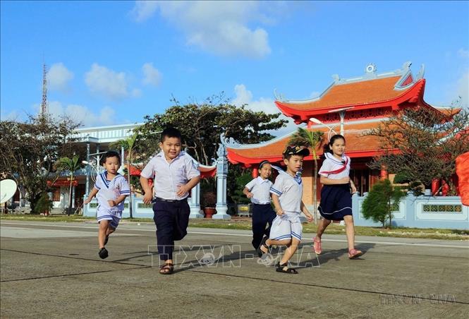 Trẻ em vui đùa trên đảo Trường Sa Lớn trong không khí vui tươi, rộn ràng đón chào một mùa xuân mới đang về trên khắp mọi miền. Ảnh: Hoàng Hùng - TTXVN