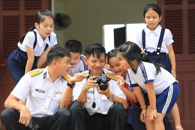 Tình quân dân giữa cán bộ Vùng 4 Hải quân cùng các em học sinh trên đảo Sinh Tồn (2021). Ảnh: Thành Đạt - TTXVN