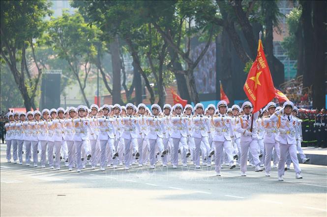  Khối Sĩ quan Hải quân diễu qua Lễ đài tại Lễ kỷ niệm cấp quốc gia 50 năm Ngày Giải phóng miền Nam, thống nhất đất nước (30/4/1975 – 30/4/2025). Ảnh: Dương Giang - TTXVN