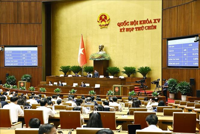 Quốc hội biểu quyết thông qua Nghị quyết của Quốc hội về việc thành lập Ủy ban dự thảo sửa đổi, bổ sung một số điều của Hiến pháp năm 2013. Ảnh: Doãn Tấn - TTXVN