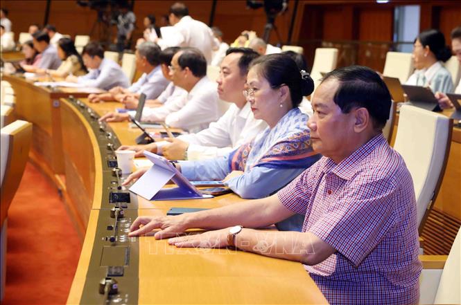 Các đại biểu Quốc hội Biểu quyết thông qua Nghị quyết của Quốc hội về việc sửa đổi, bổ sung một số điều của Hiến pháp năm 2013. Ảnh: Phạm Kiên - TTXVN