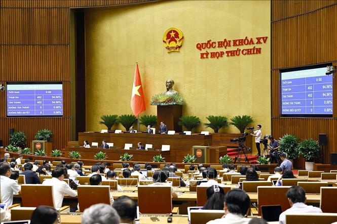 Quốc hội biểu quyết thông qua Nghị quyết của Quốc hội về việc sửa đổi, bổ sung một số điều của Hiến pháp năm 2013. Ảnh: Doãn Tấn - TTXVN