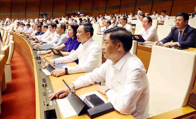 Các đại biểu Quốc hội Biểu quyết thông qua Nghị quyết của Quốc hội về việc thành lập Ủy ban dự thảo sửa đổi, bổ sung một số điều của Hiến pháp năm 2013. Ảnh: Phạm Kiên - TTXVN