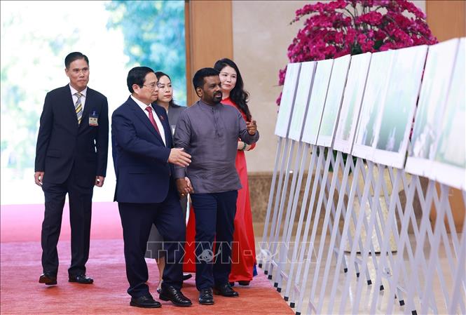 Thủ tướng Phạm Minh Chính và Tổng thống Sri Lanka Anura Kumara Dissanayaka tham quan trưng bày ảnh về quan hệ hợp tác giữa hai nước do Thông tấn xã Việt Nam thực hiện. Ảnh: Dương Giang-TTXVN
