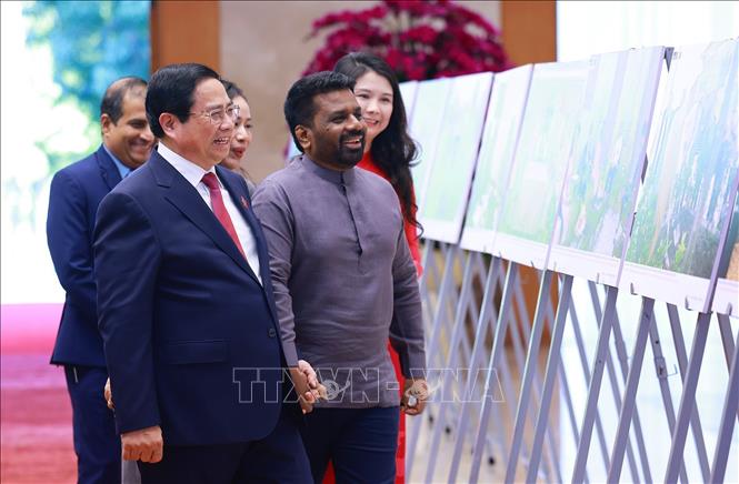 Thủ tướng Phạm Minh Chính và Tổng thống Sri Lanka Anura Kumara Dissanayaka tham quan trưng bày ảnh về quan hệ hợp tác giữa hai nước do Thông tấn xã Việt Nam thực hiện. Ảnh: Dương Giang-TTXVN
