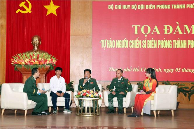 Thiếu tướng Lê Thái Ngọc (giữa), nguyên Phó Tư lệnh Bộ đội Biên phòng, nguyên Phó Chính ủy Bộ độ Biên Phong, nguyên Phó Chỉ huy về chính trị Bộ đội Biên phòng Thành phố Hồ Chí Minh dự chương trình giao lưu tại Tọa đàm. Ảnh: Xuân Khu-TTXVN