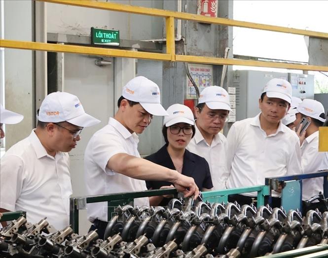 Các đại biểu thăm mô hình sản xuất của Công ty cổ phần Innotek, khu công nghiệp Quế Võ số 2. Ảnh: Thái Hùng - TTXVN