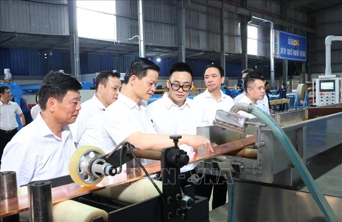 Chủ tịch UBND tỉnh Vương Quốc Tuấn (thứ 2, bên trái) thăm xưởng sản xuất của Công ty TNHH Thành Đồng, thành phố Từ Sơn. Ảnh: Thái Hùng - TTXVN